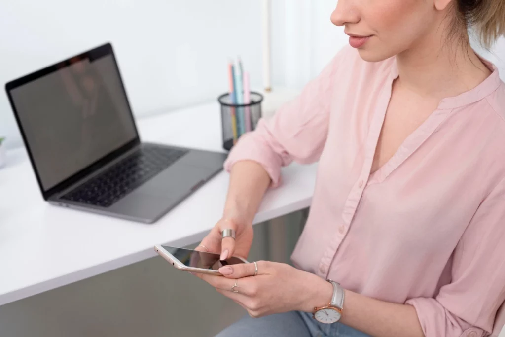 Frau vereinbart Termin für Alignertherapie beim Zahnarzt